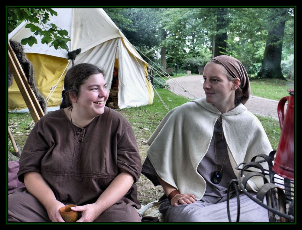 Katja und Steffi am Feuer 02