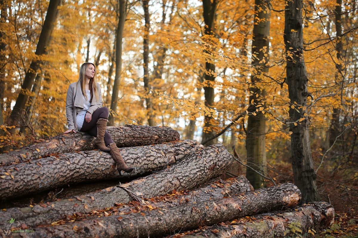 Katrin im Herbstwald