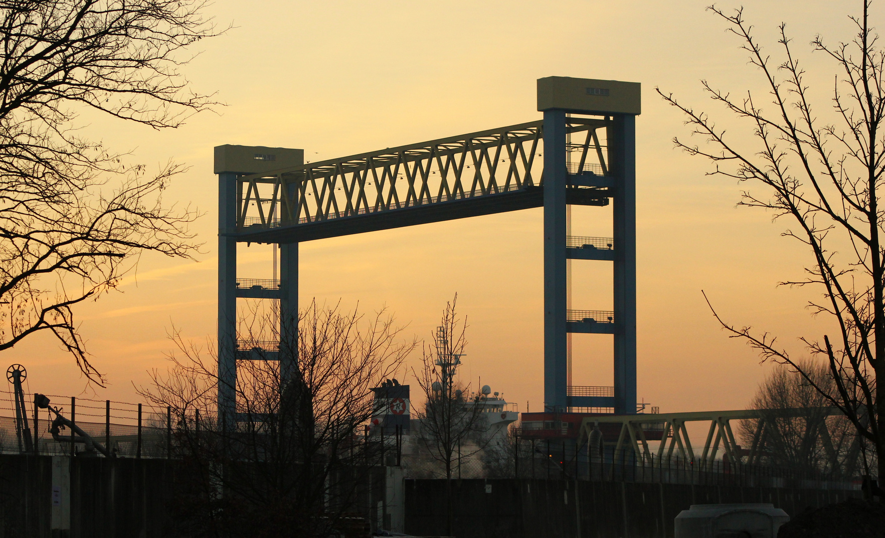 Kattwykbrücke Hamburg kurz vor dem Sonnenuntergang