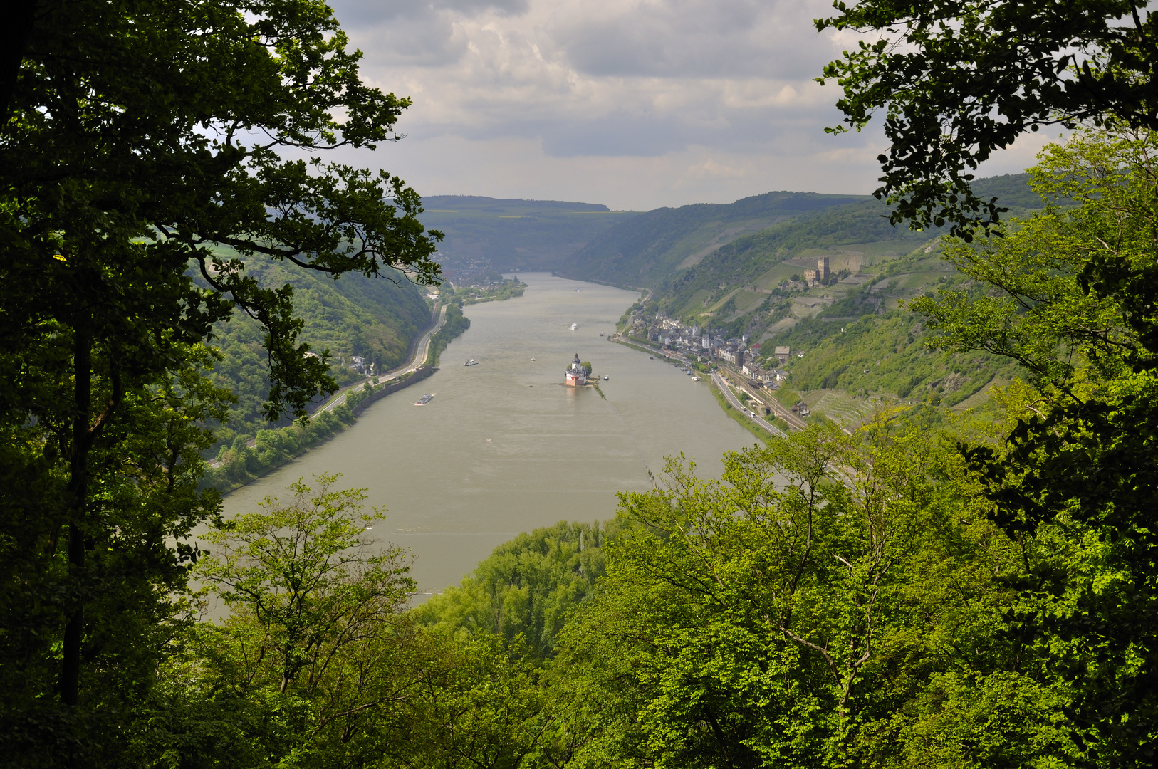 Kaub mit der Pfalz "durch´s Fenster gesehen"