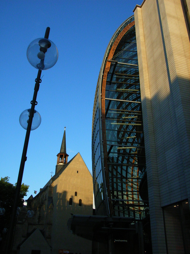 Kaufhaus Peek&Cloppenburg mit Antoniterkirche u. Straßenlaternen, Köln