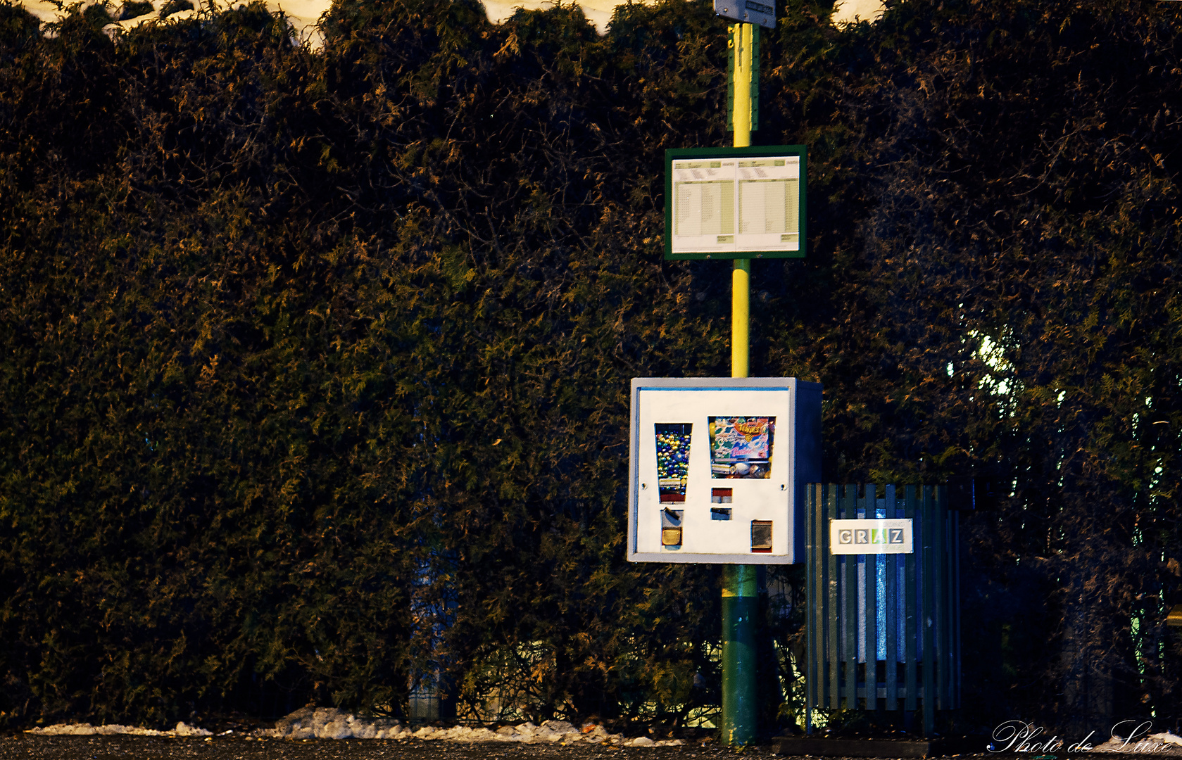 Kaugummi-Automat bei Nacht