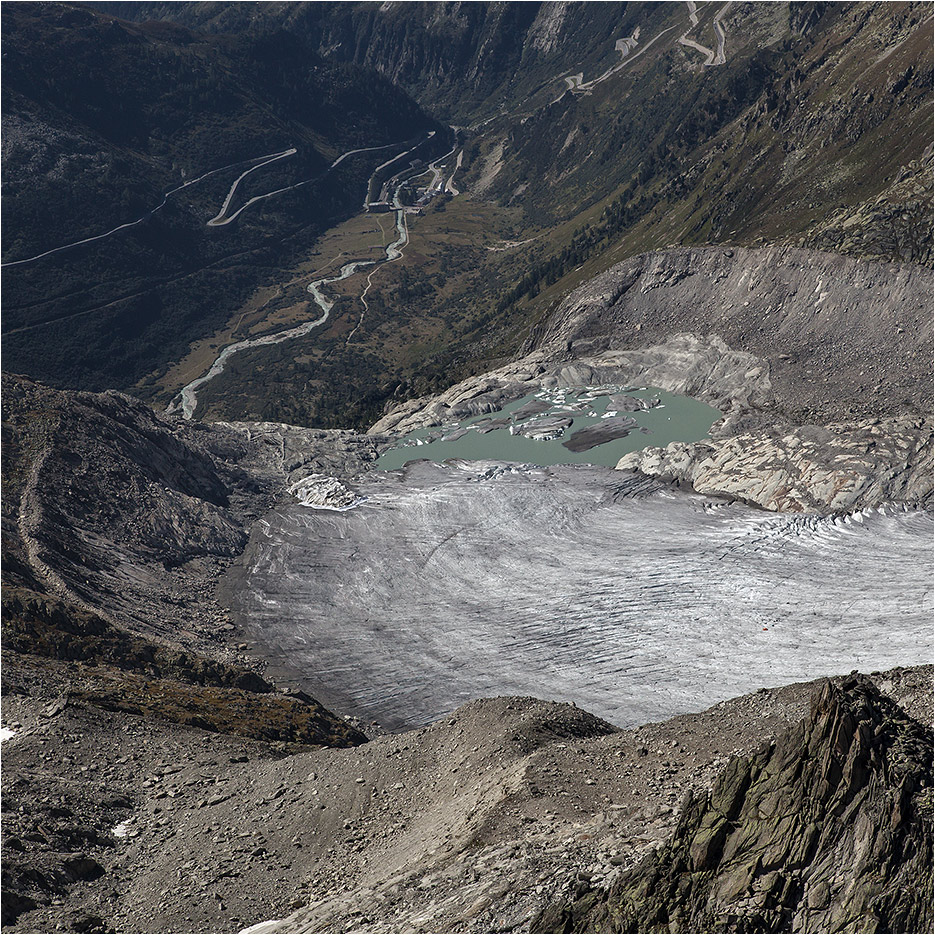 KAUM BEGONNEN, SCHON ZERRONNEN: Tourismus am RHONEGLETSCHER