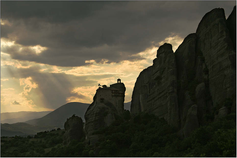 Kaum erkennbar ... das Kloster am Felsen.