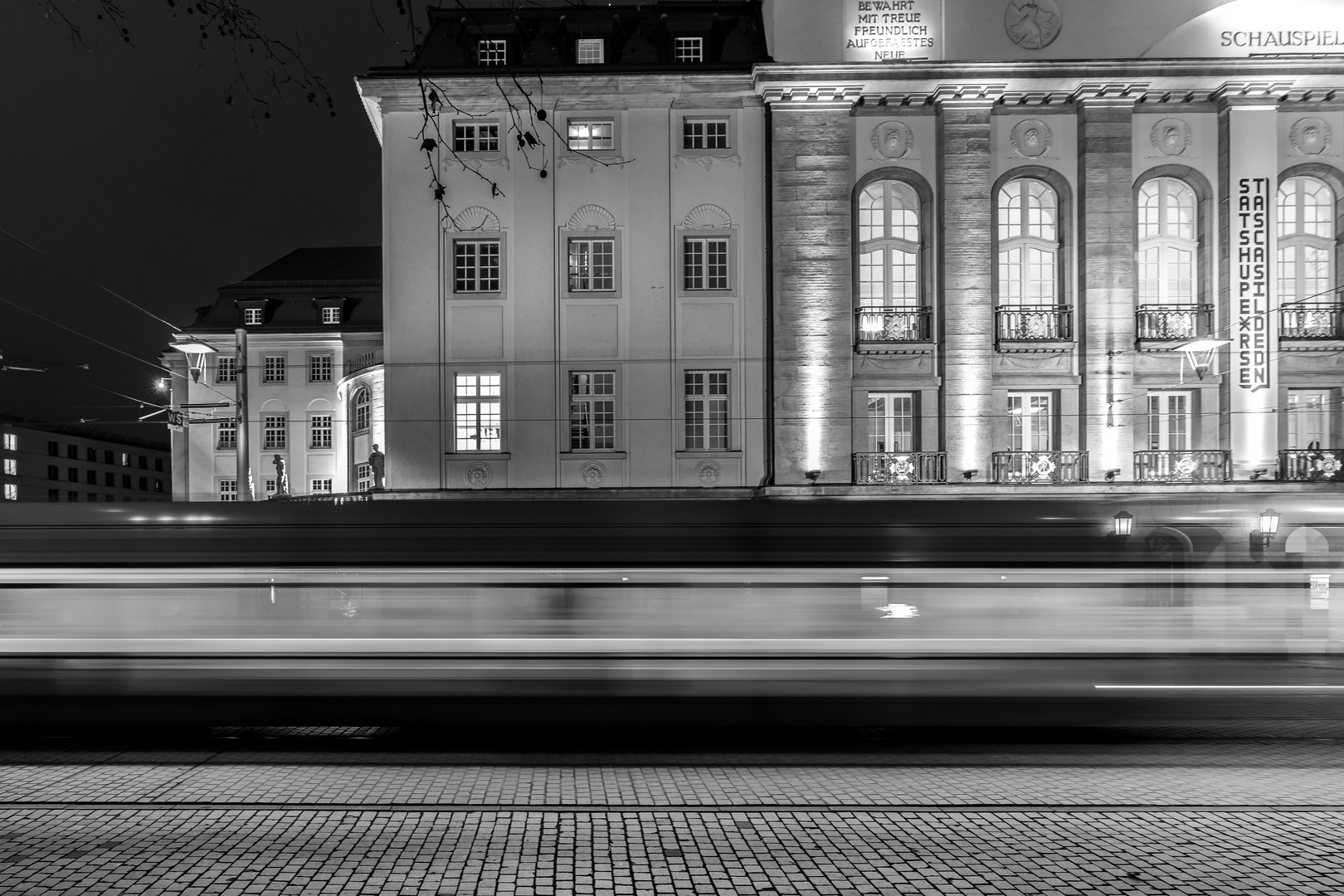 kaum steht man vor dem Schauspielhaus, schon kommt die Straßenbahn angedonnert