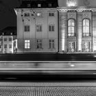 kaum steht man vor dem Schauspielhaus, schon kommt die Straßenbahn angedonnert