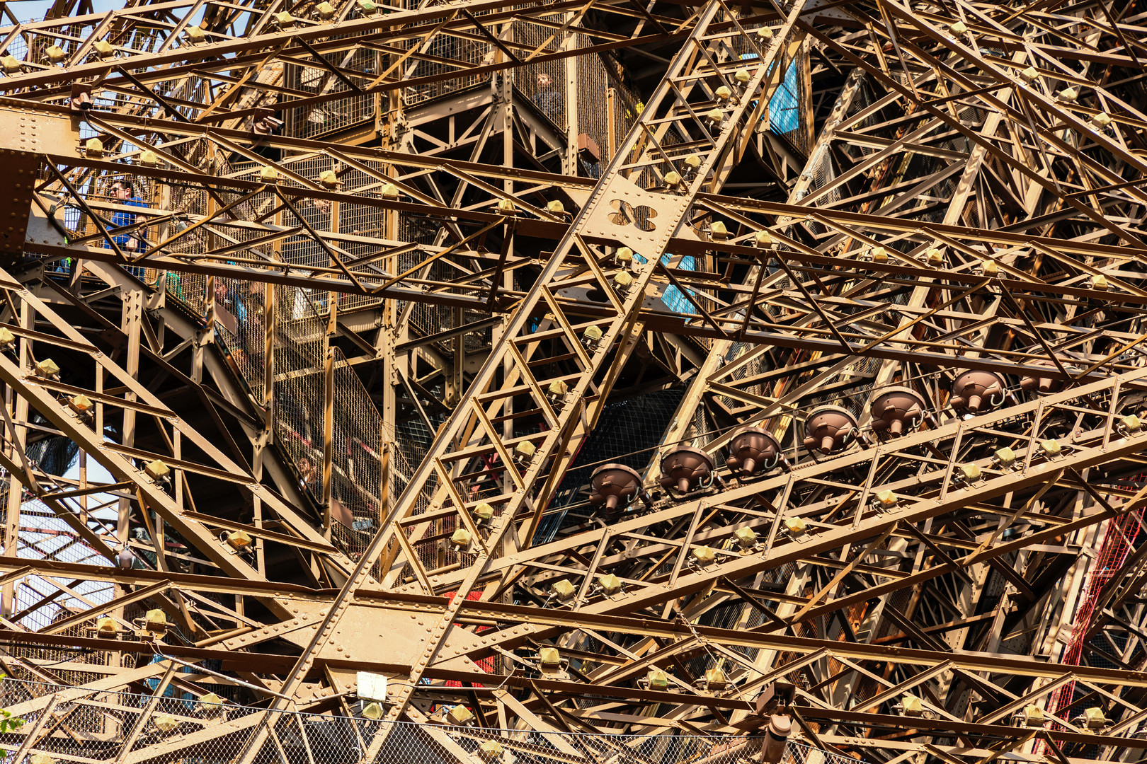 Kaum zu erkennen - im Stahlgewirr nach oben - oder unten, Paris