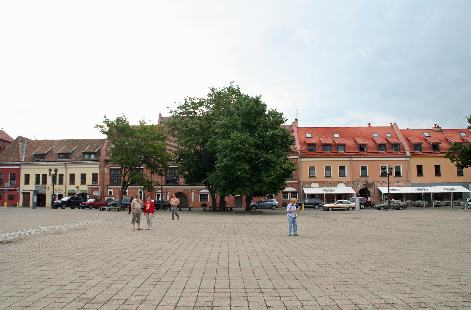 Kaunas: Nordseite des Rathausplatzes