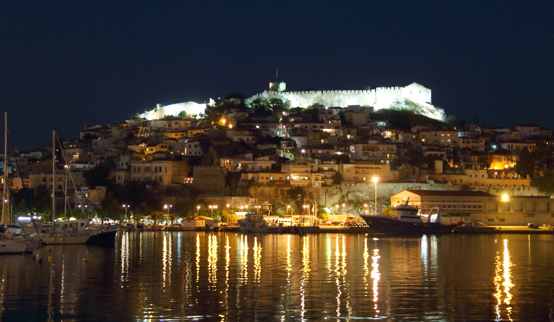 Kavala bei Nacht