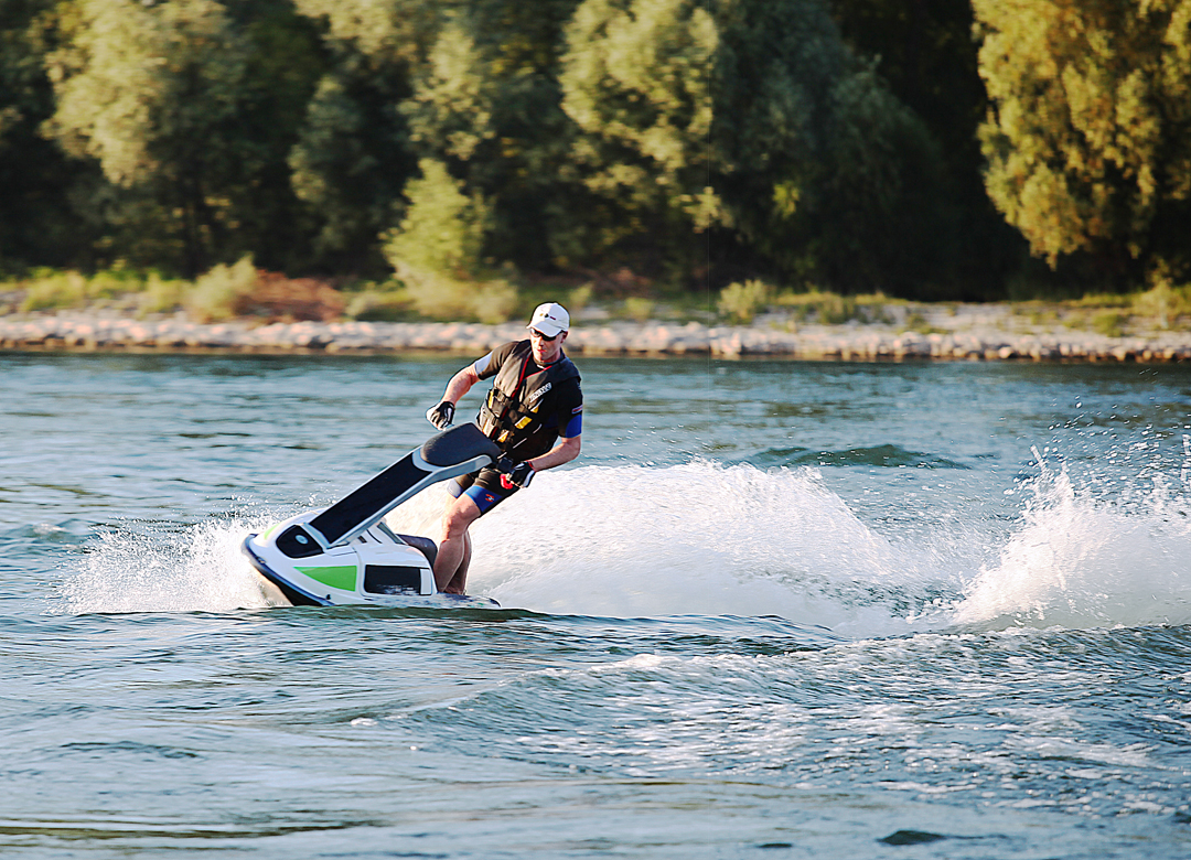 Kawasaki JET SKI 750 SXi auf dem Rhein bei Speyer