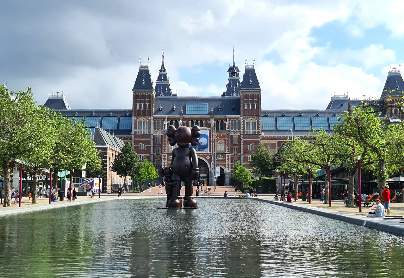 Kaws vor dem Rijksmuseum
