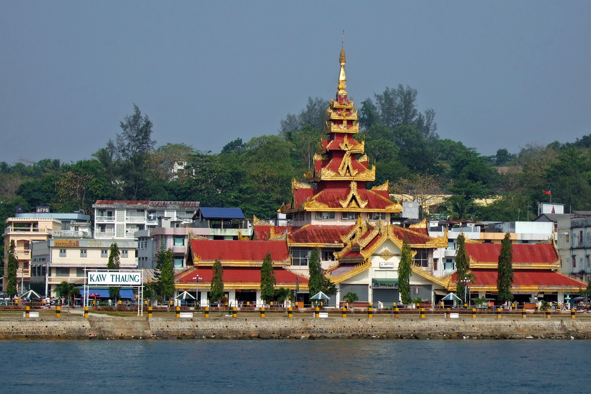 Kawthaung, port to check in to Burmese waters