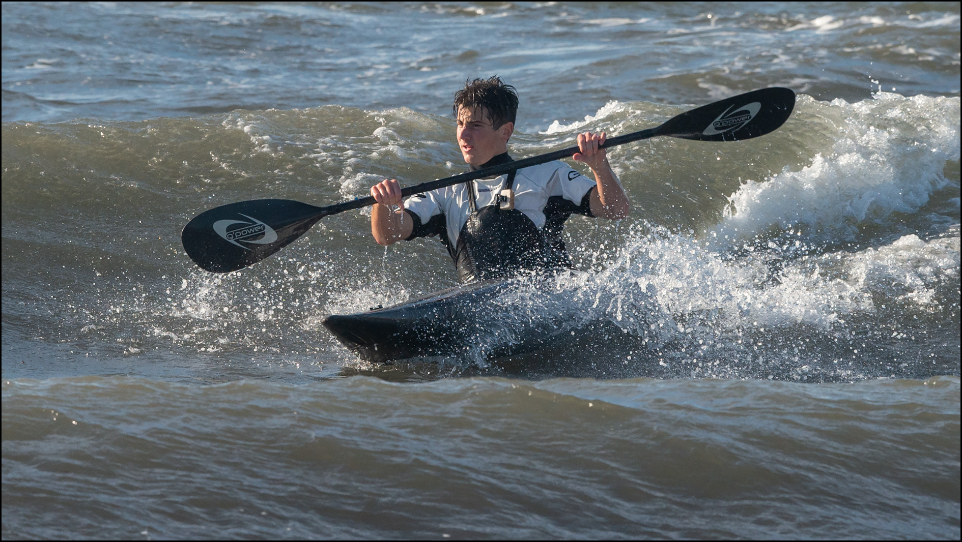 Kayakfahrer beim Training im Meer
