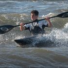 Kayakfahrer beim Training im Meer