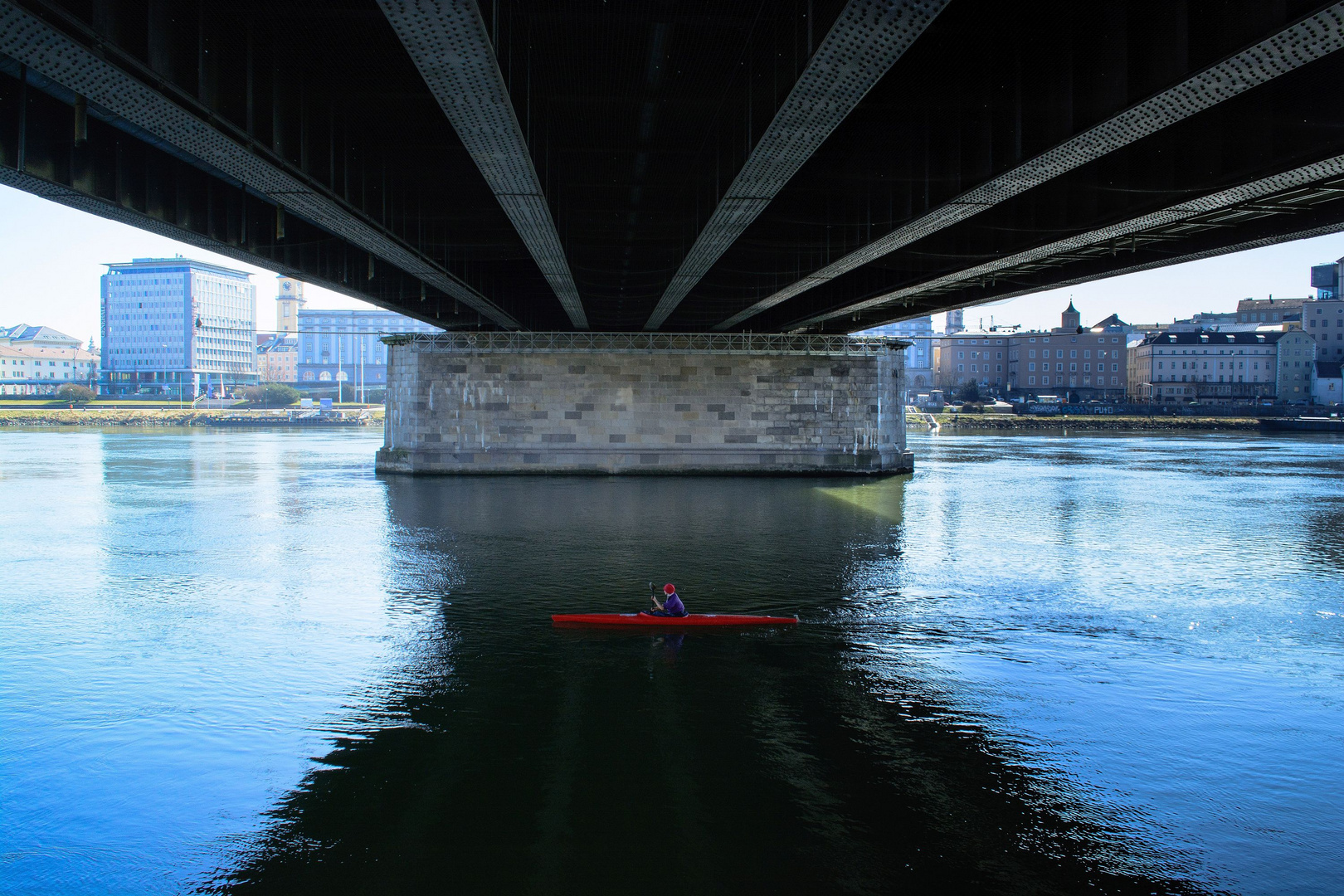 Kayakfahrer unter der Nibelungenbrücke