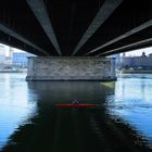 Kayakfahrer unter der Nibelungenbrücke