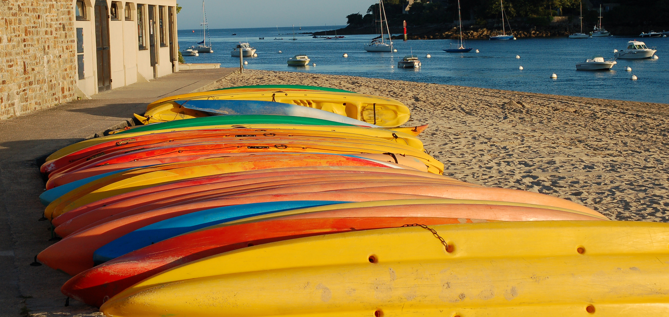 Kayaks im Abendlicht der Bretagne