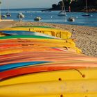 Kayaks im Abendlicht der Bretagne