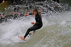 'keep on surfing' auf der Eisbachwelle