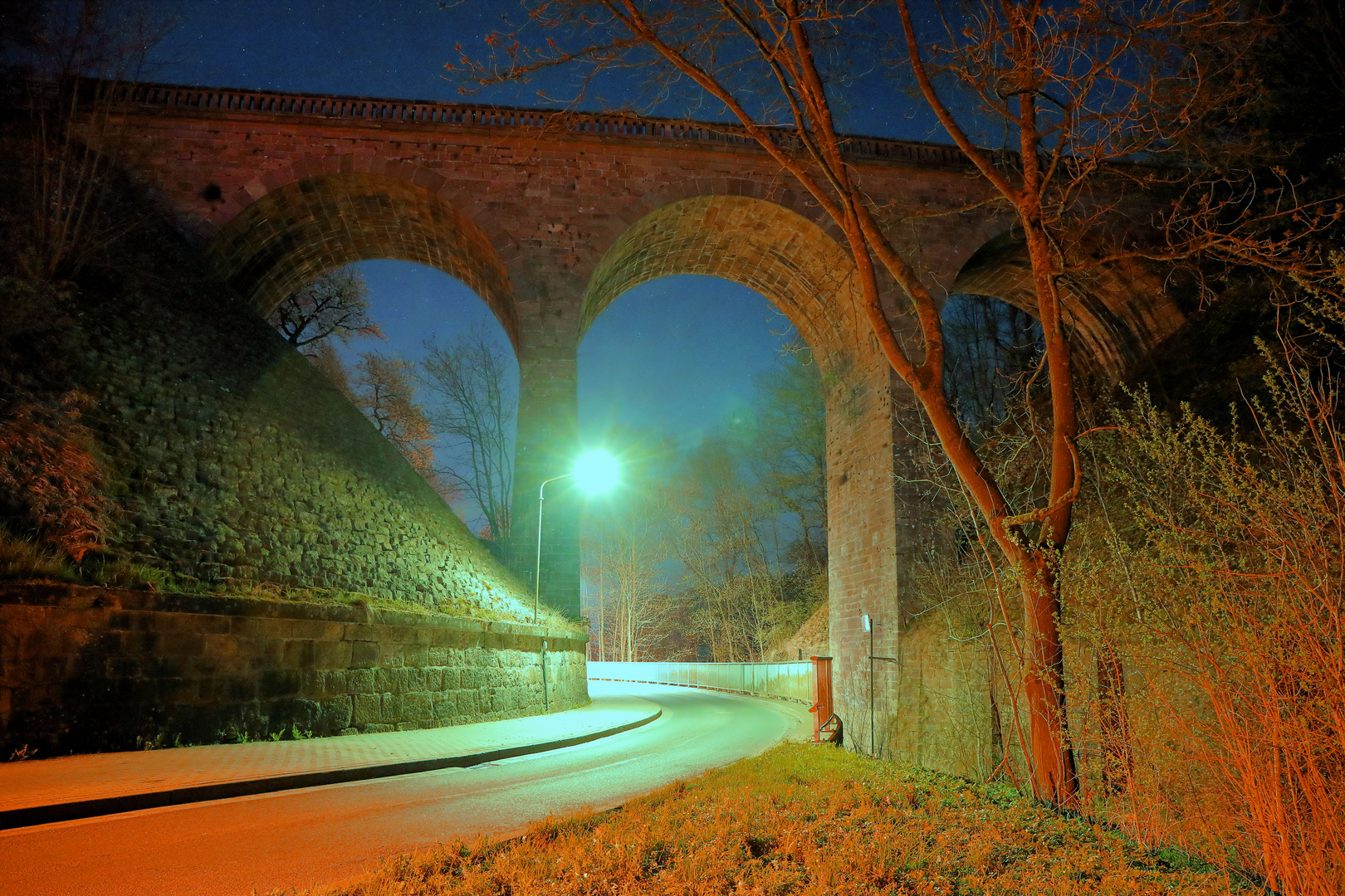 Kefferhäuser Bahnbrücke bei Nacht