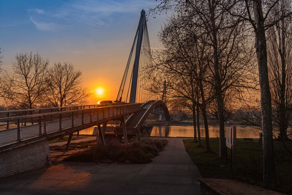 Kehl Fußgänger Rheinbrücke am Abend 