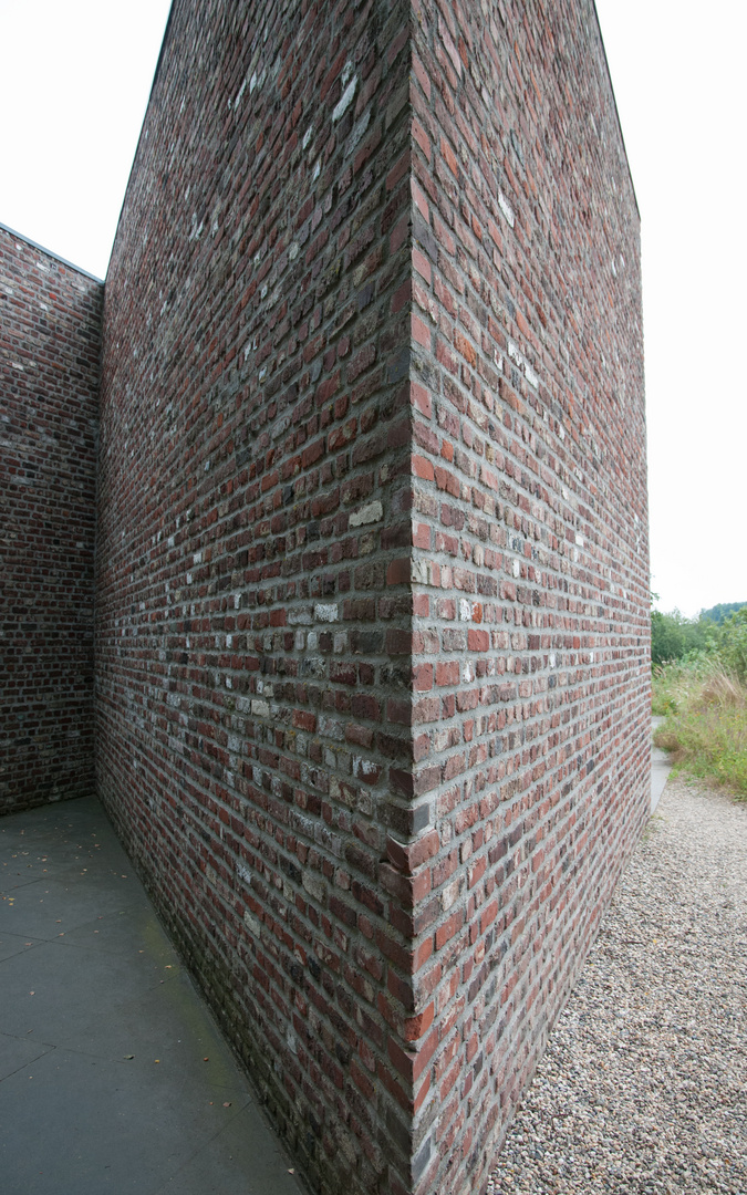 Keilförmige Ziegelstein Mauer