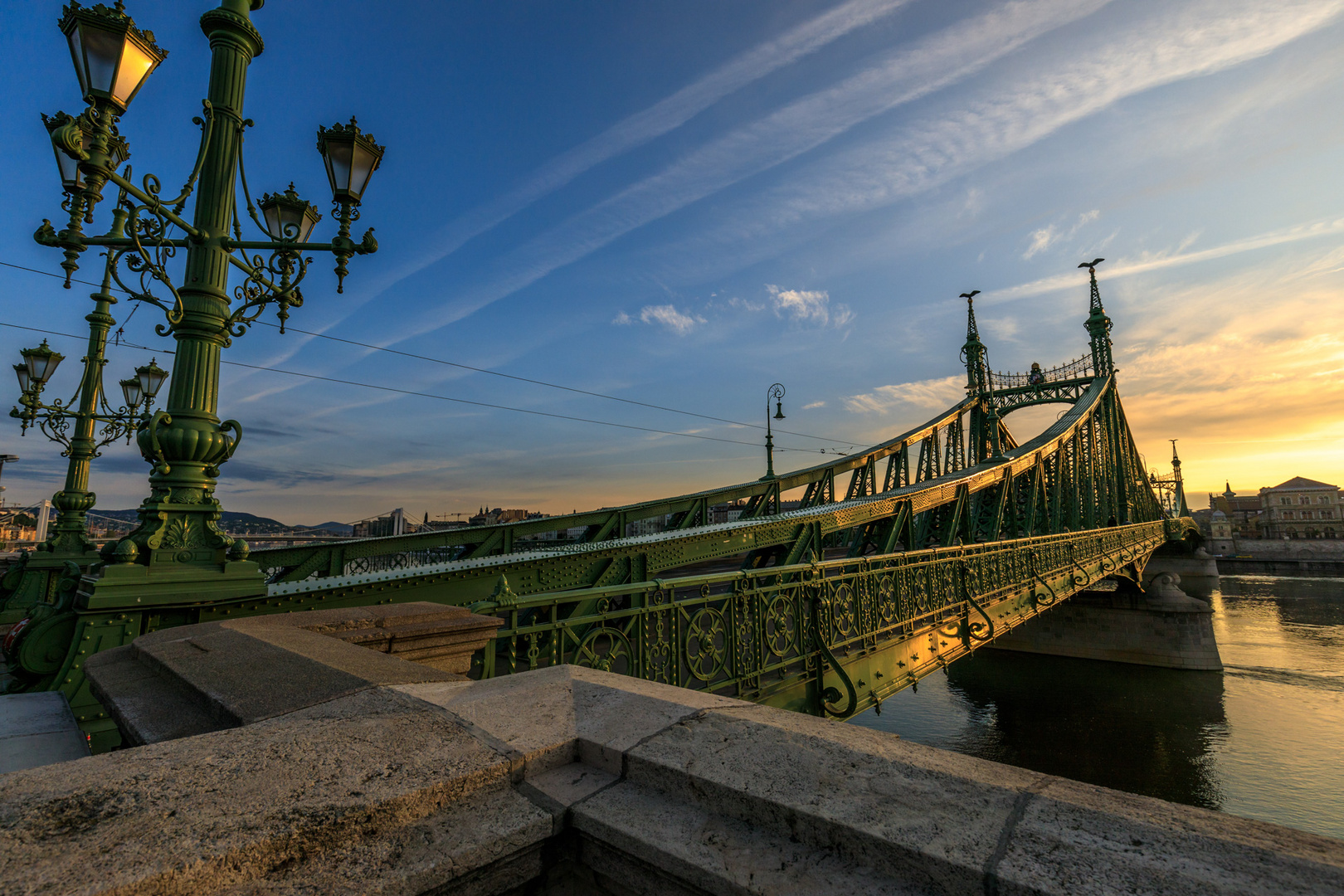 Kein Kitsch ! Freiheitsbrücke in Budapest bei Sonnenaufgang