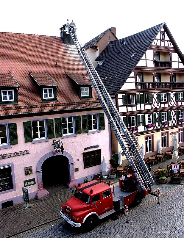 Kein Löscheinsatz - sondern Ringe für die Störche ...