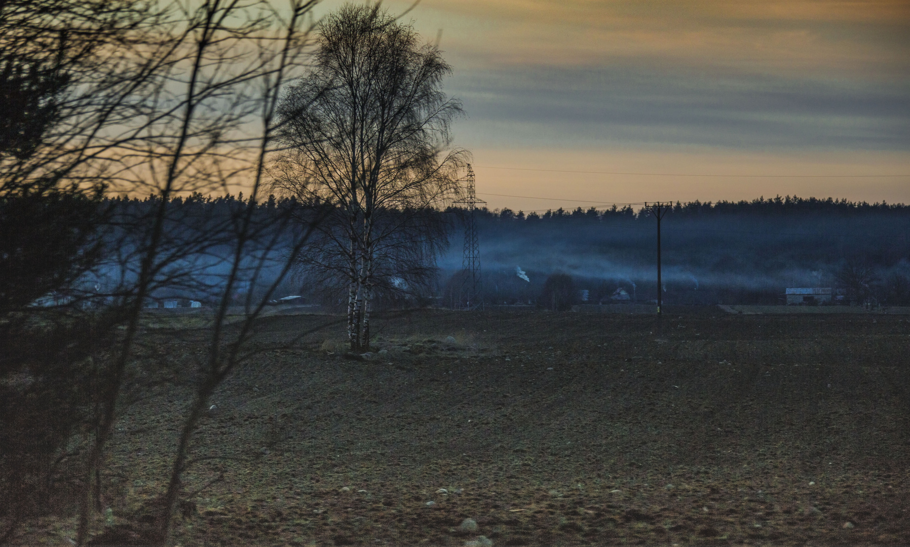 Kein Nebel, heizen am Abend in Pommern.