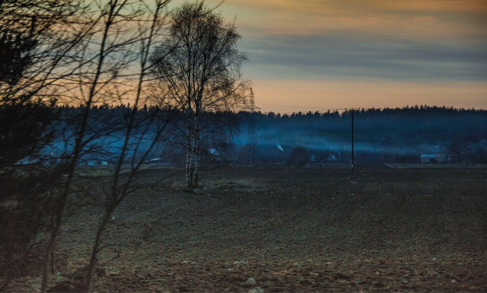 Kein Nebel, heizen am Abend in Pommern.