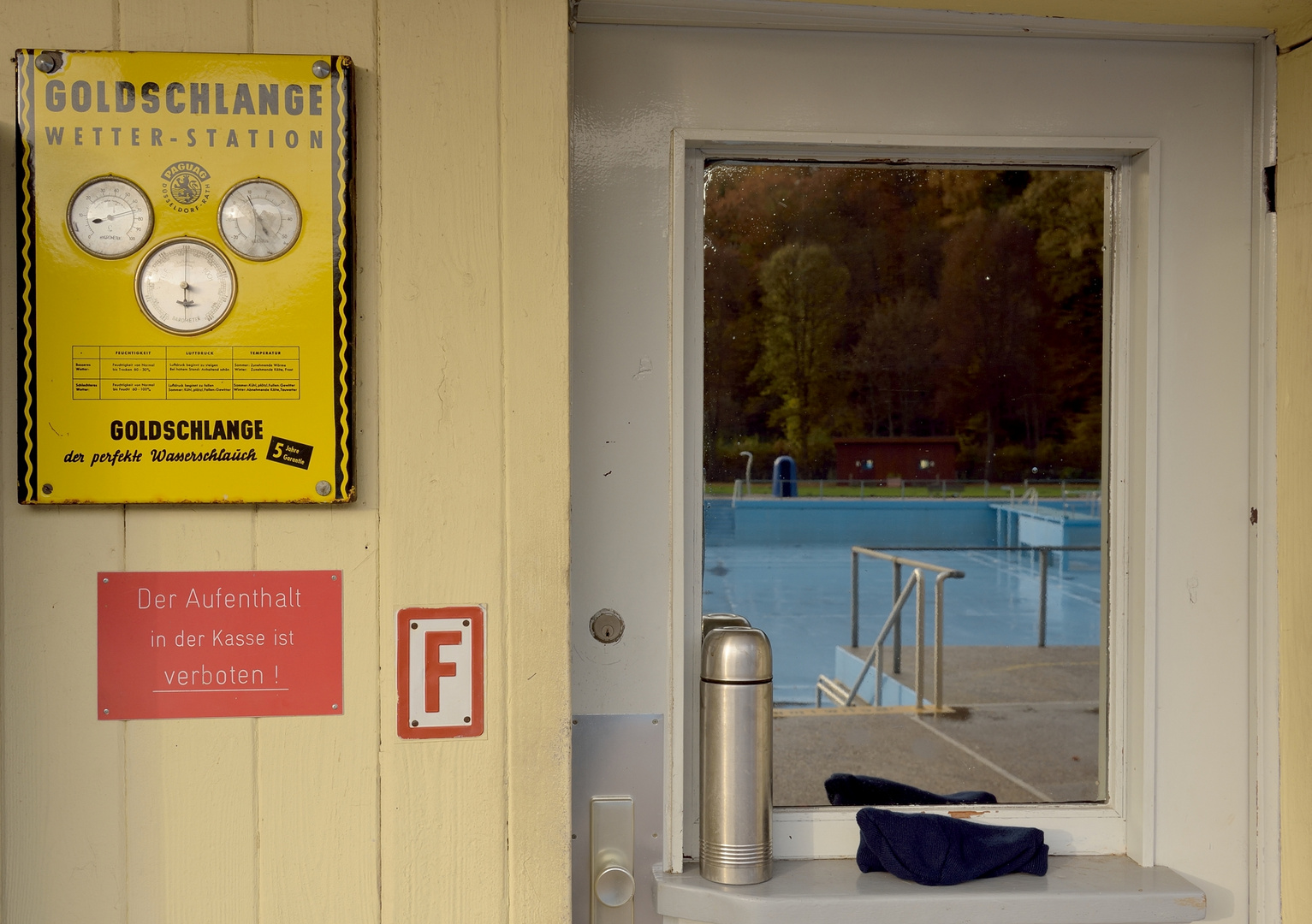 Kein Schwimmwetter in Europas größtem "Einbeckenbad". Text lesen.