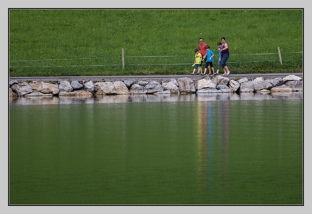 kein Team im Fokus: am Wasser