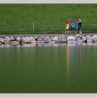 kein Team im Fokus: am Wasser