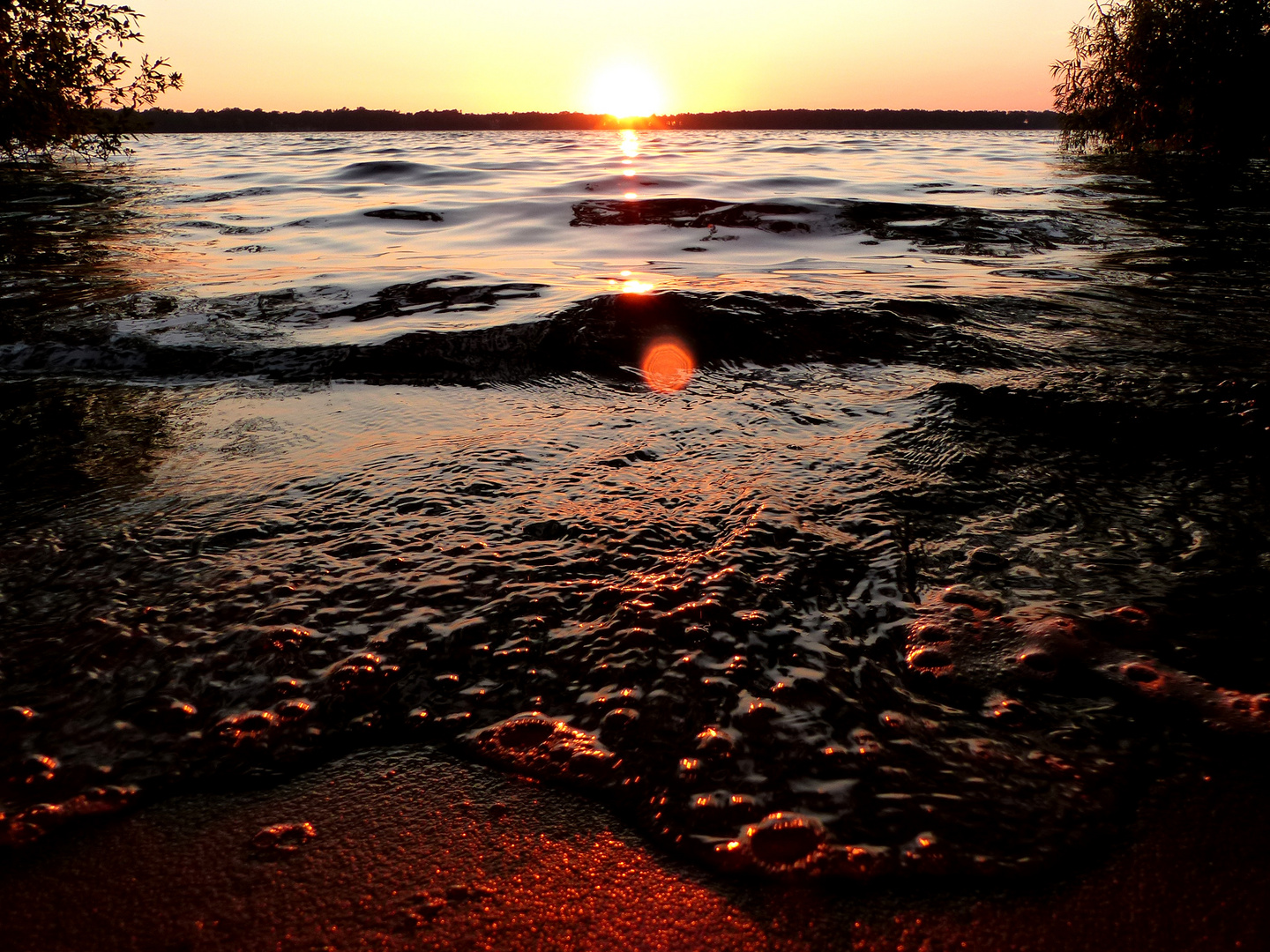 Kein Trick. Wie spiegelt sich der rote Sonnenball im Wasser?