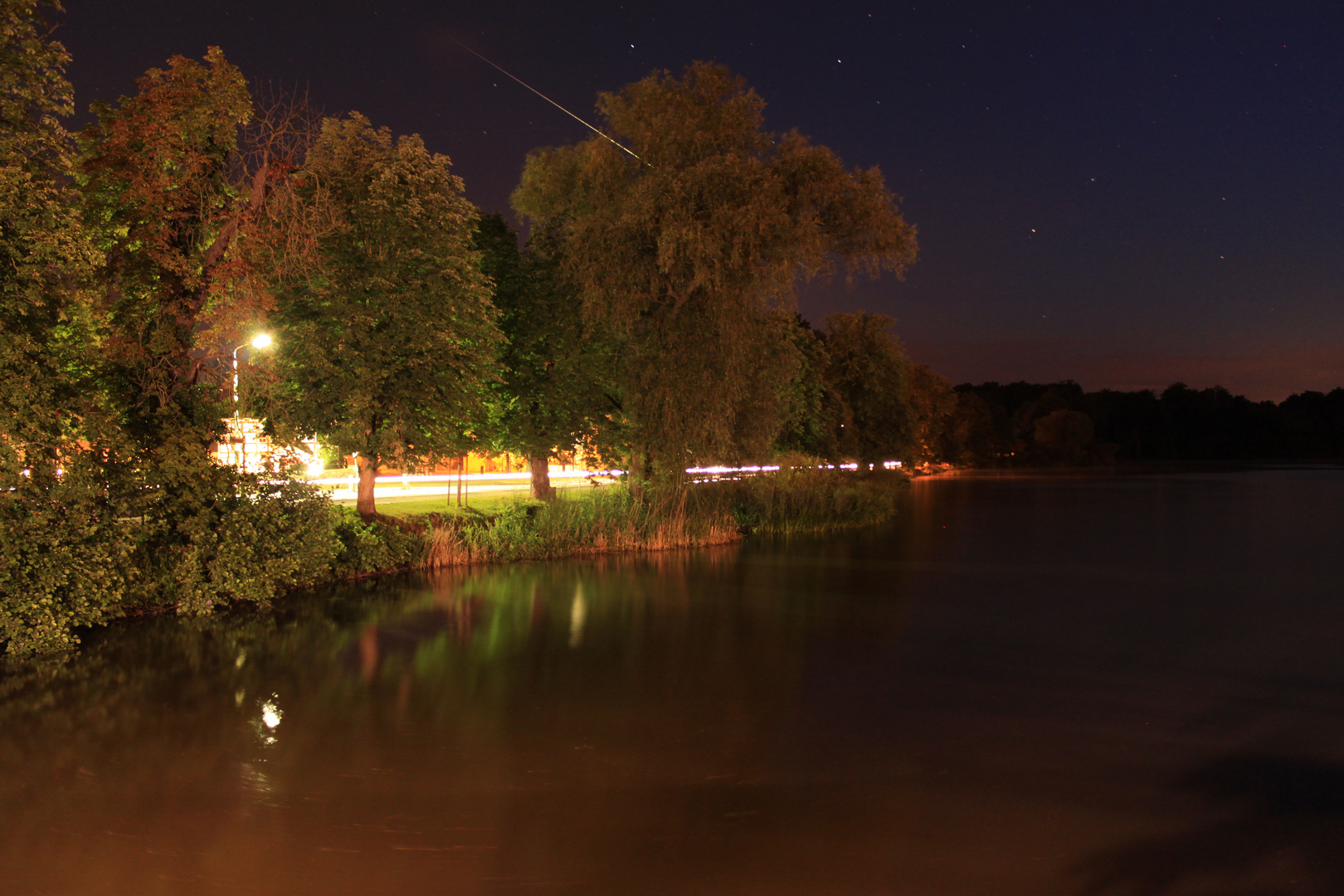 Kein UFO, aber ein Bolide, der hier über Moritzburg b. Dresden verglühte.