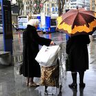 Kein Wetter zu schlecht, ein Schwätzchen zu halten