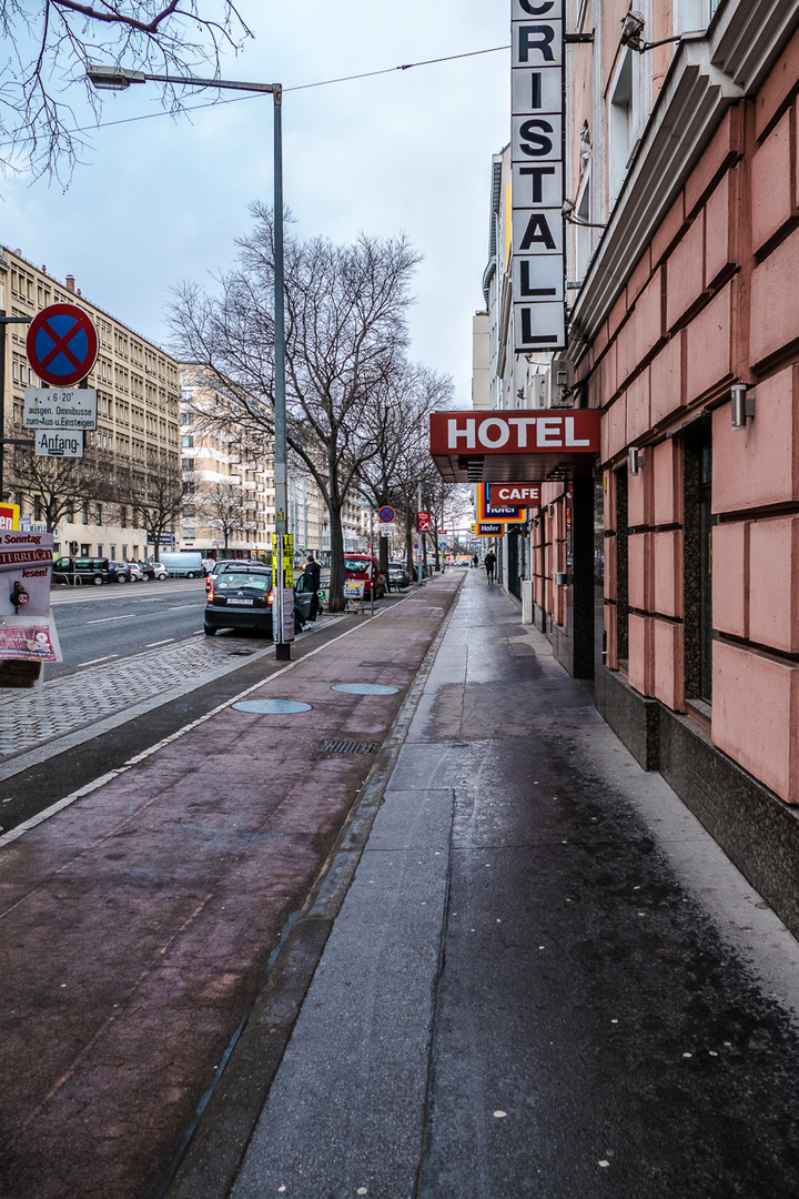 Kein Wetter zum Stadtbummel Schatzi, Hotel oder Cafe?