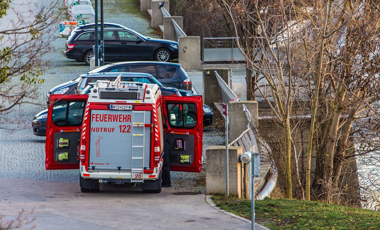 Keine Angst, die üben hier am Wasser, soweit ich das von der Brücke sehen kann.