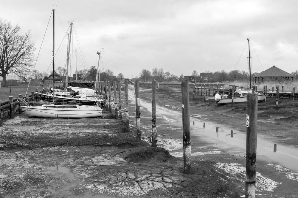 Keine handbreit Wasser unterm Kiel,  Vareler Hafen