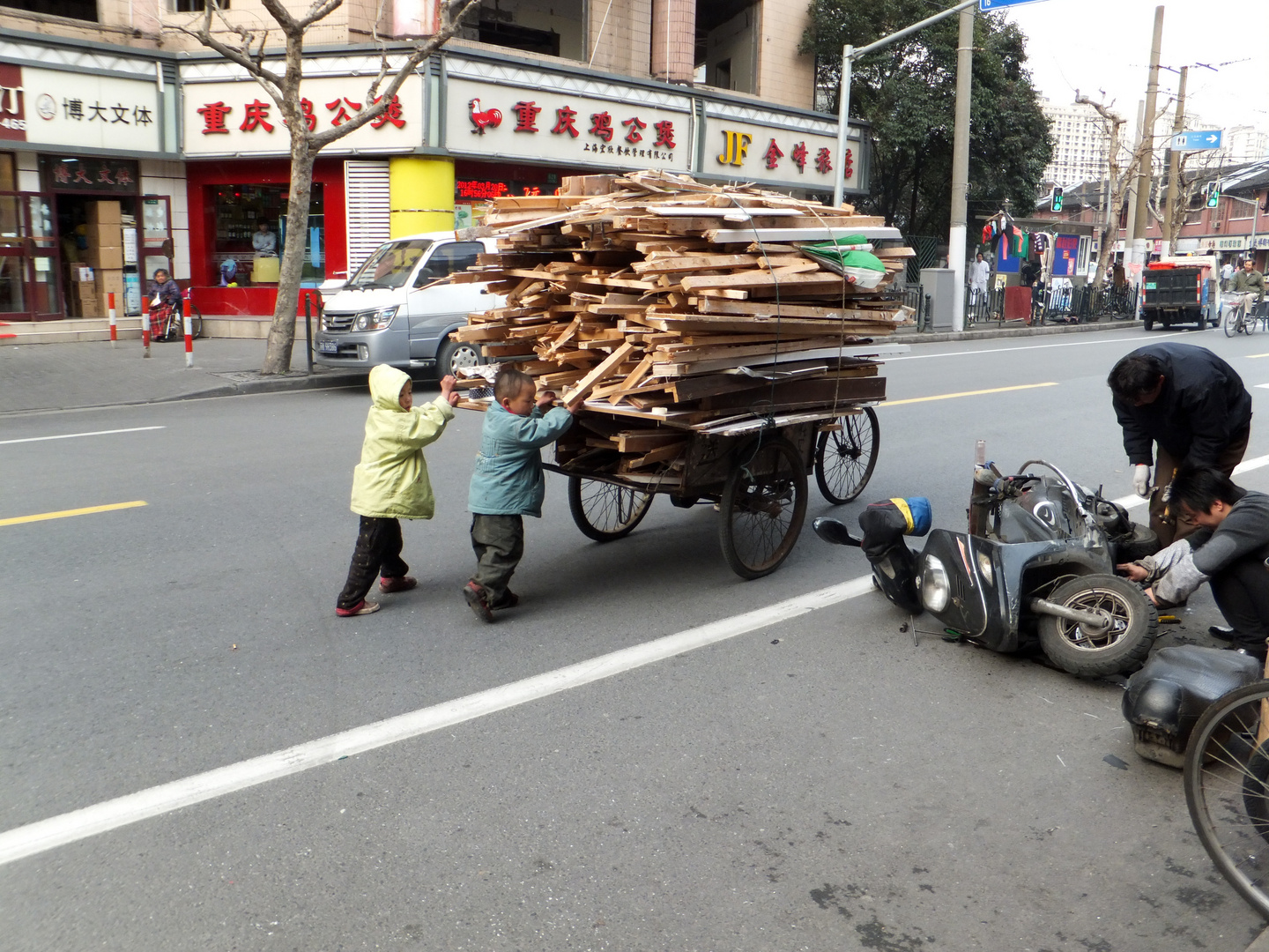 Keine Kinderarbeit! Vorne schiebt der Opa - Shanghai, China