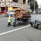Keine Kinderarbeit! Vorne schiebt der Opa - Shanghai, China