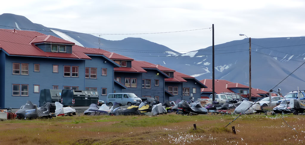 Keine Parkplatzsorgen - Longyearbyen auf Spitzbergen