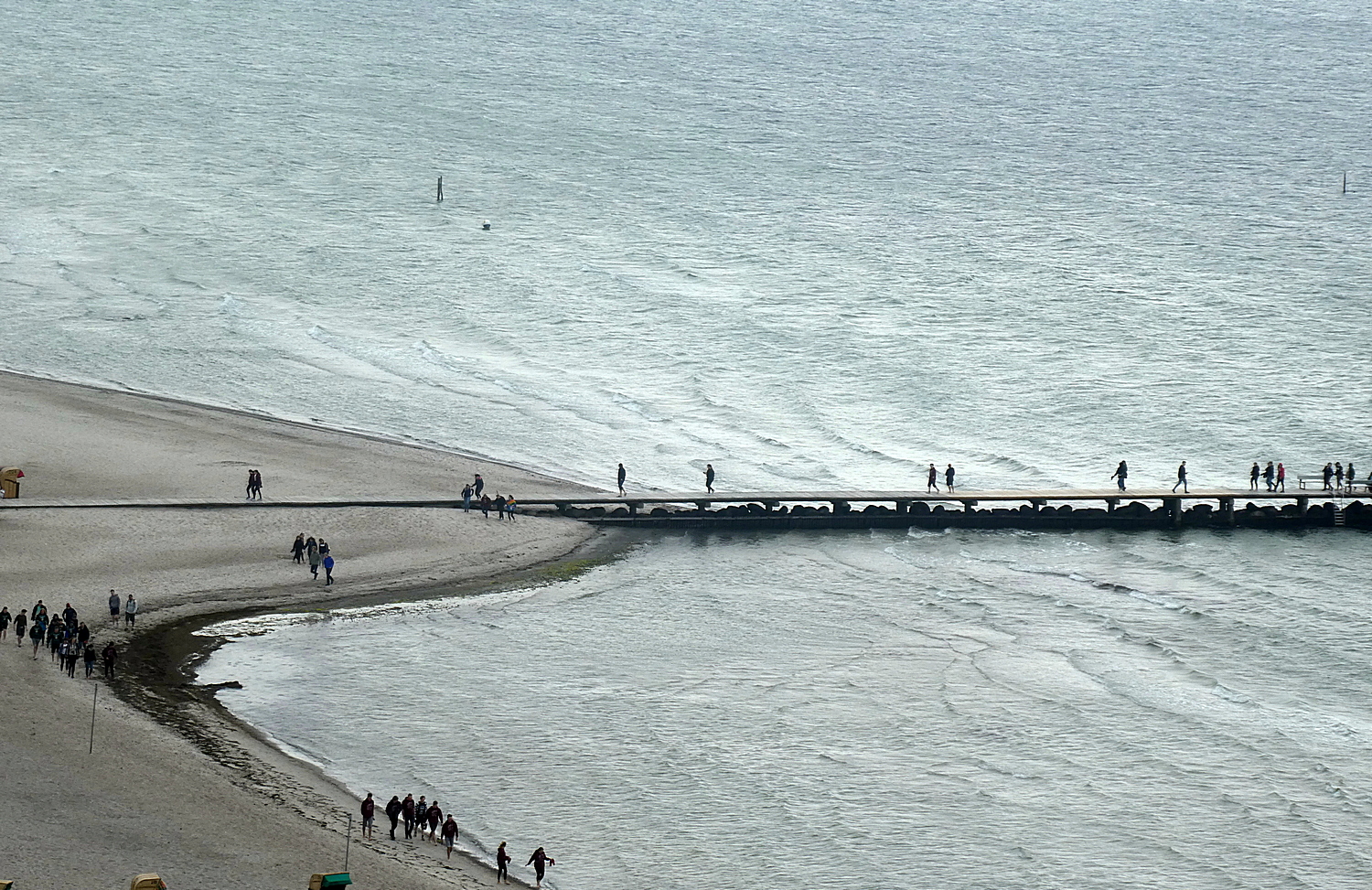 Keiner war im Wasser.   https://hellaluise.wixsite.com/meinekunstfotos