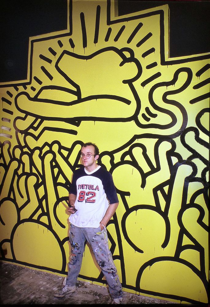Keith Haring vor seinem Werk zum Thema Art