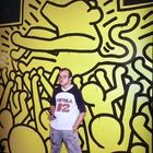 Keith Haring vor seinem Werk zum Thema Art