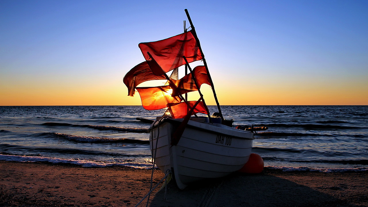 Kellenhusen - Fischerboot am Strand ...