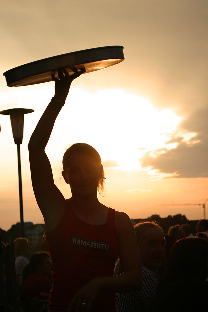 Kellnerin im Sonnenuntergang