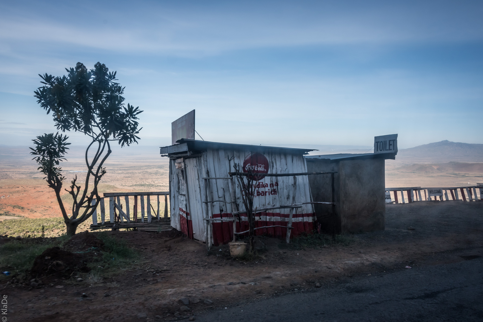 Kenia - Blick ins Rift Valley - Hütte am Strassenrand