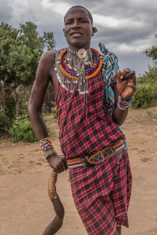 Kenia - Masai Mara - Massai - Krieger mit Kudu-Horn