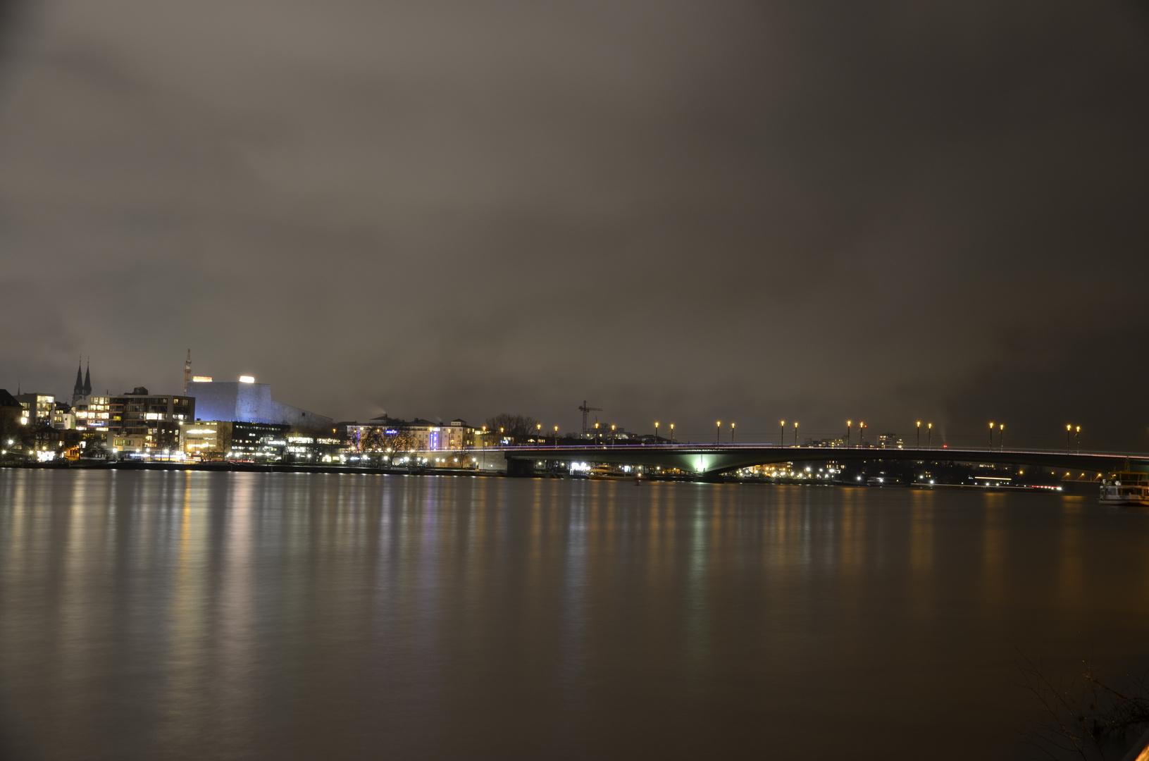 Kennedy Brücke in Bonn bei Nacht